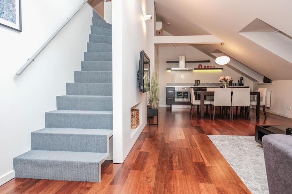 #stayhere - Spacious Luxury Town Hall 3bdr Apartament