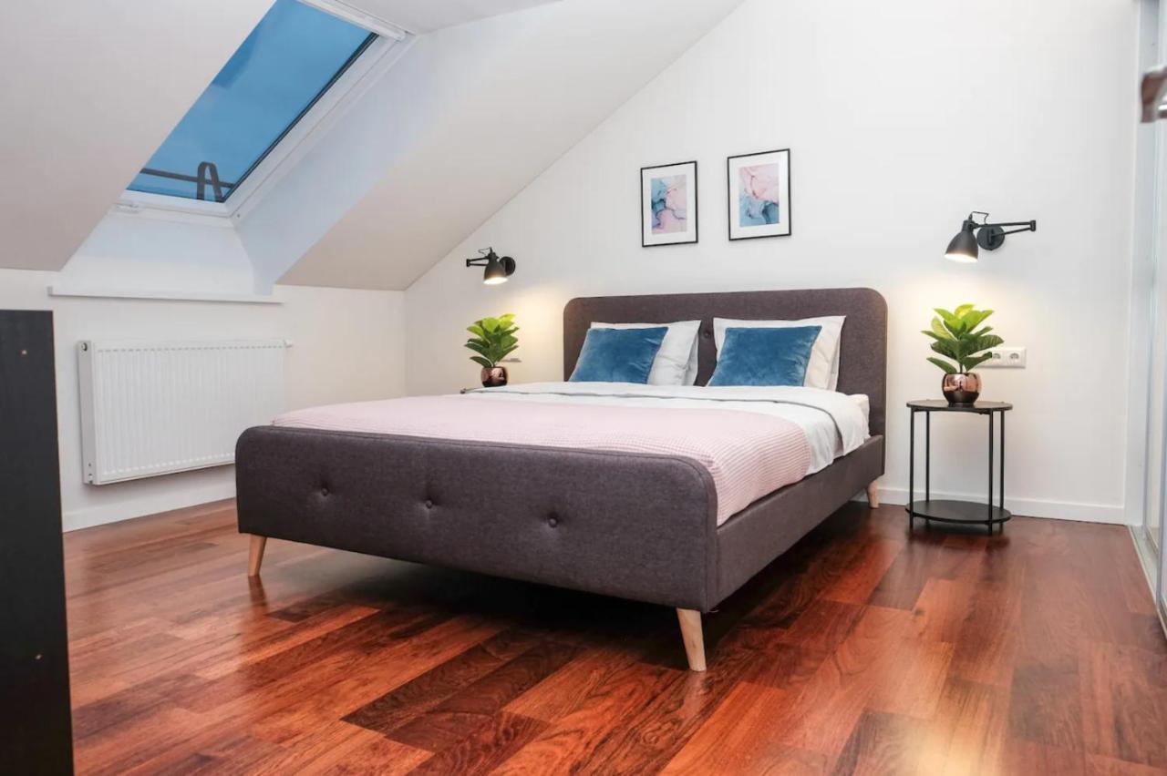 #stayhere - Spacious Luxury Town Hall 3bdr Apartament *