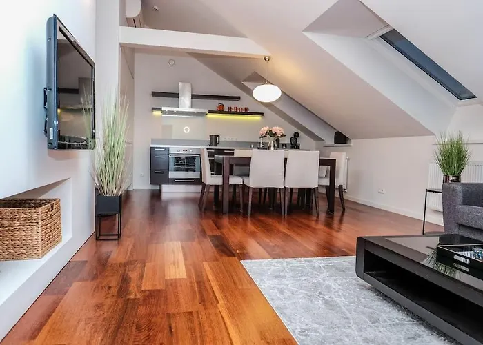 #Stayhere - Spacious Luxury Town Hall 3Bdr Apartment