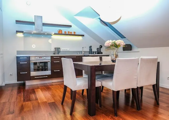 #Stayhere - Spacious Luxury Town Hall 3Bdr Apartment