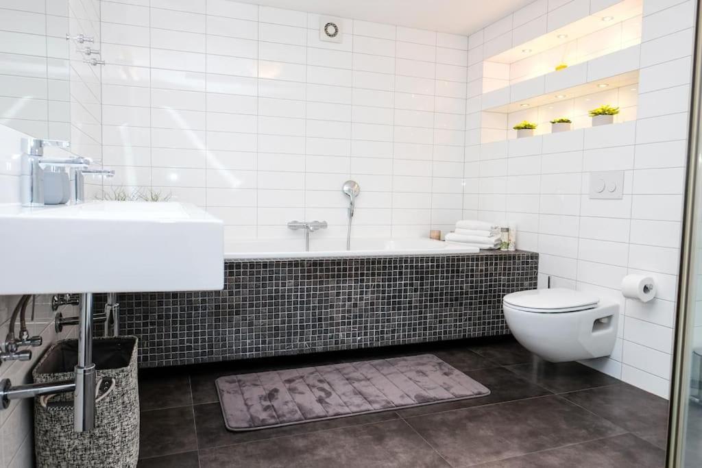 #stayhere - Spacious Luxury Town Hall 3bdr *